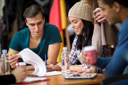 组的学生在学习过程中交流思想