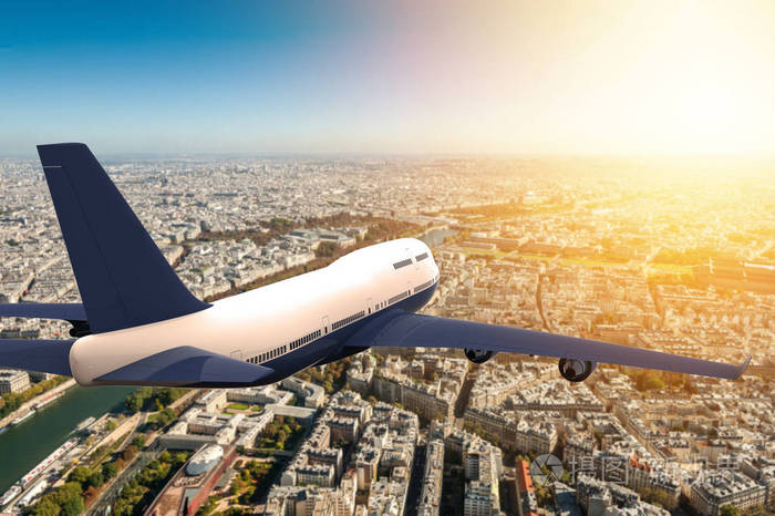 飞机在大城市飞行