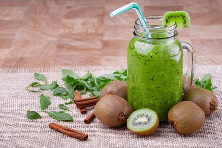 一个健康的猕猴桃冰壶的成分, 在一个五颜六色的稻草和水果片的顶部