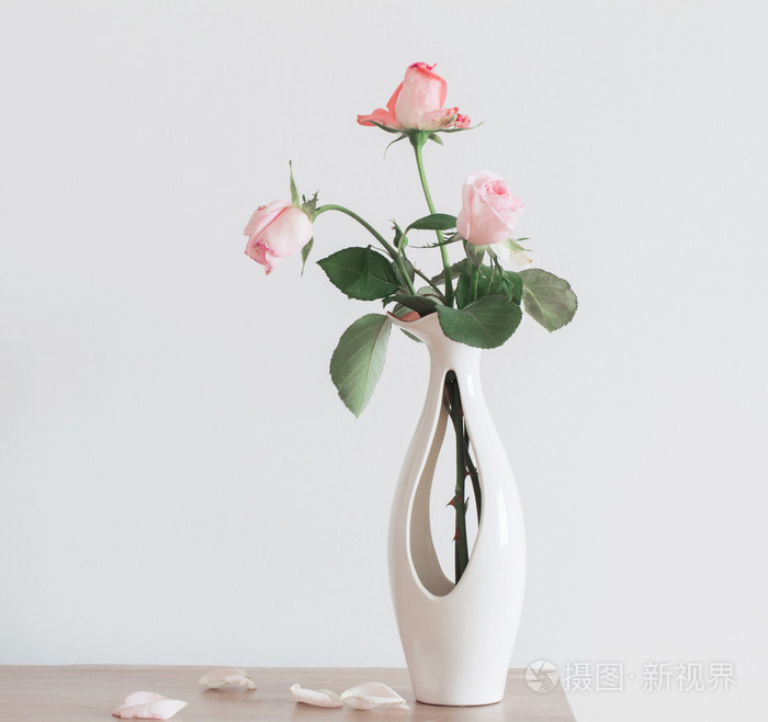 静物画的陶瓷花瓶中的粉红玫瑰