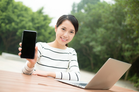 女人显示空白屏幕的手机