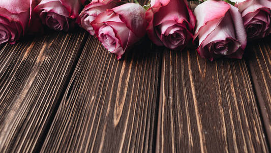 美丽的粉红色玫瑰花束木木板背景