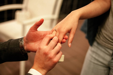 男人让女人求婚，戴上订婚戒指上