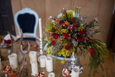 明亮的花束婚礼桌上