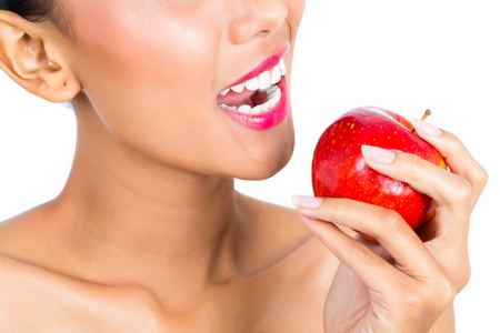 亚洲女人吃苹果和健康的生活