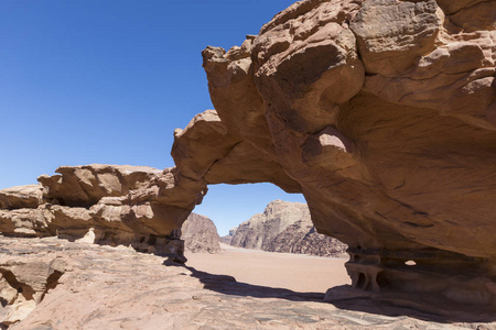 天然岩大桥和 wadi rum 沙漠，约旦的全景视图