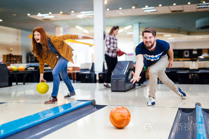 在俱乐部打保龄球的朋友