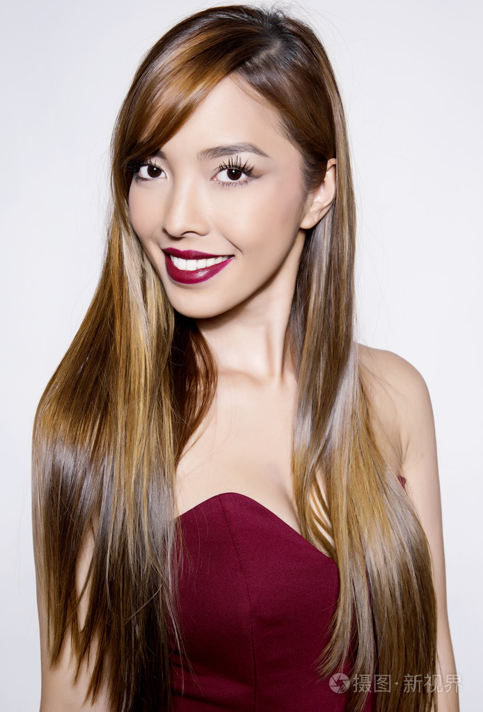 长长的头发的美丽亚洲女人