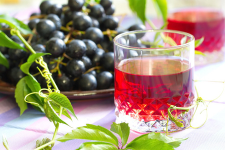 红葡萄和葡萄果汁照片