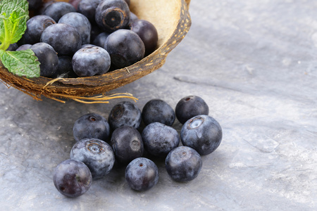 自然的有机浆果成熟和多汁蓝莓