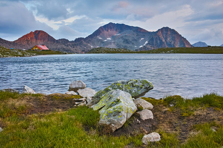 令人惊叹的日落在卡梅尼察峰和 Tevno 湖，皮林山