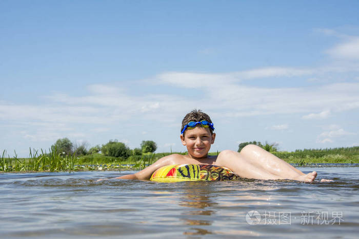 夏天在河里游泳的图图片