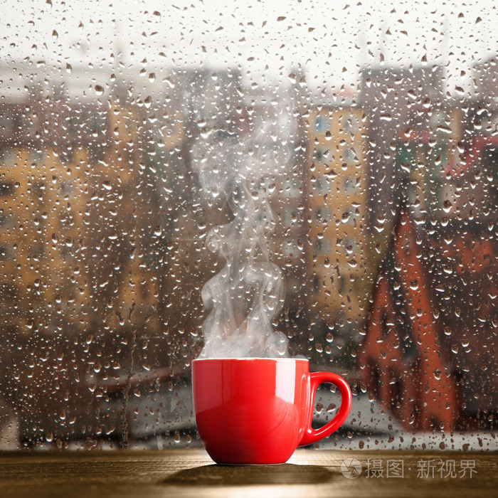 在雨天杯热气腾腾的咖啡