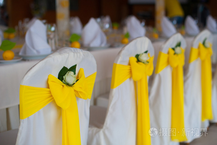 椅子在婚礼晚宴上黄色蝴蝶结