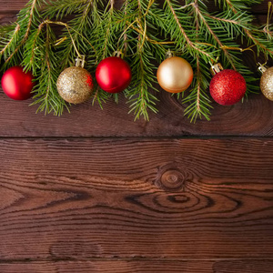 圣诞节的背景。冷杉的树枝 红色和金色圣诞坝