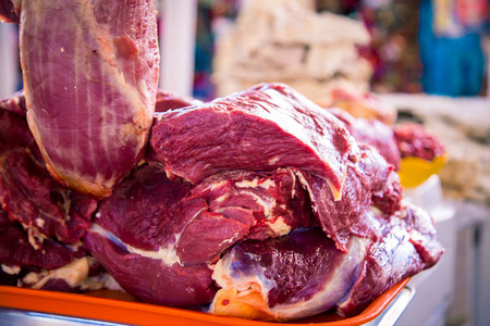 市场上的新鲜瘦肉牛肉图片