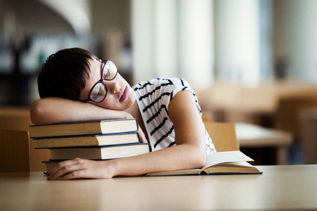 学习硬考和睡在书本上的学生