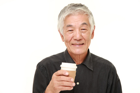 日本老人需要休息喝咖啡