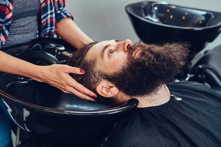 专业美发师洗头图片