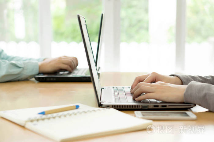 年轻员工在工作日在看着电脑显示器