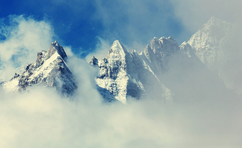 在两座山的风景