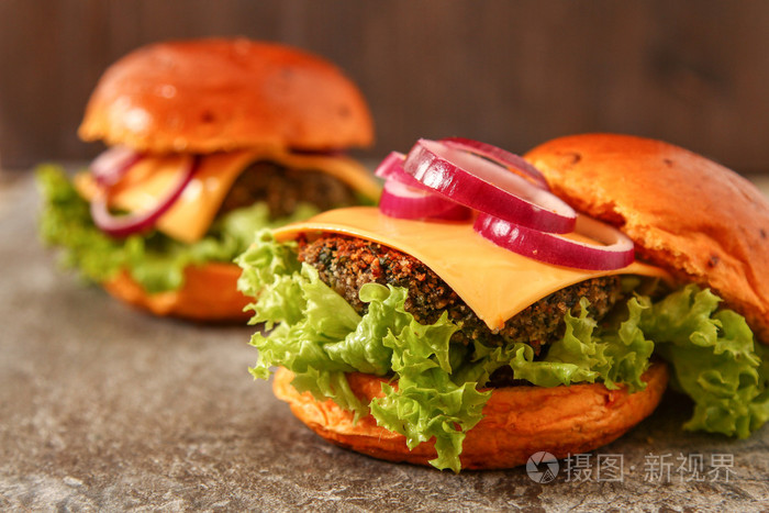 自制蔬菜汉堡啤酒芝麻挽成发髻.利奇