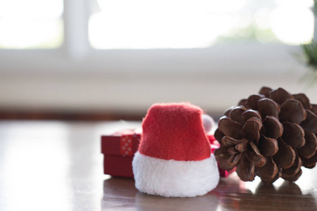 圣诞老人帽子, 礼物箱子和松树锥体。圣诞礼品盒