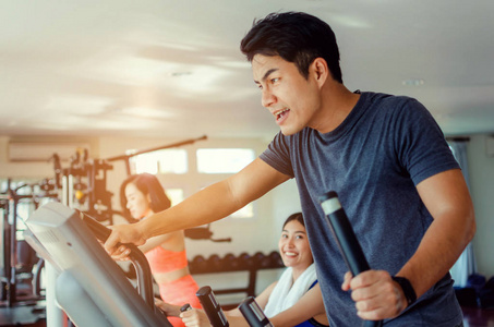 运动的肌肉年轻的亚洲男子行使他的腿有氧跑步跑步机和强大的呼喊尖叫在健身健身房, 健美, 生活方式, 运动, 锻炼, 运动训练的概