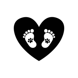 婴儿足迹与宠物印在黑心脏里面