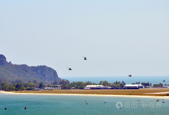 军用直升机飞到海边营地