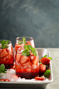 草莓冰茶或冷鸡尾酒