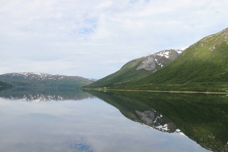 Kvaloya 和 Senja 群岛, 挪威, 山脉, 湖泊, 峡湾