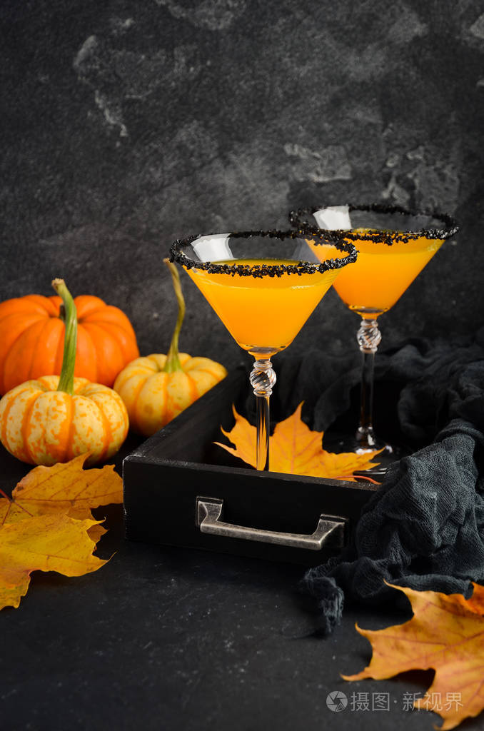 爱上黑盐rim的季节性鸡尾酒南瓜马提尼或pumpkintini