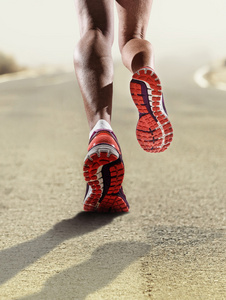 后视关闭上慢跑的强烈运动女性腿跑步鞋运动女人
