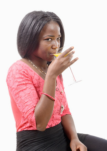 美丽的非洲女人喝橙汁