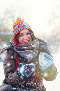 冬季生活理念年轻女子玩雪户外