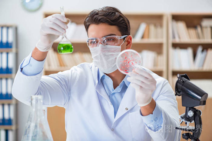 男医生病毒疫苗的研究实验室中的工作