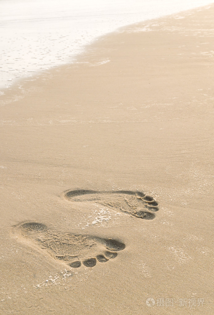 在海滩上的脚印