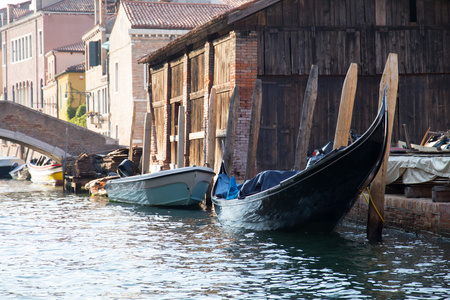 威尼斯运河上的孤独敞车