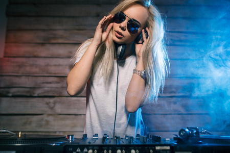 女dj可爱的 dj 女人开心玩音乐俱乐部聚会照片