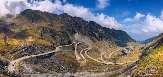 Transfagarasan 在夏天通过。穿越喀尔巴阡山