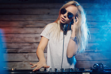 可爱的 dj 女人开心玩音乐俱乐部聚会照片