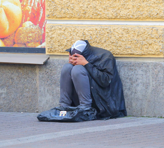 一个街头乞丐 ulitsa 萨多瓦娅俄罗斯圣彼得堡 8 月 2017