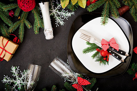 装饰圣诞餐桌上的传统餐具图片