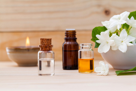 二建设有木高建群的茉莉花的香气油瓶子照片