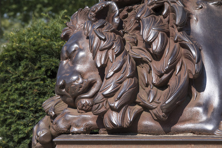 脸上的狮子雕塑用青铜制作，吕贝克，德国