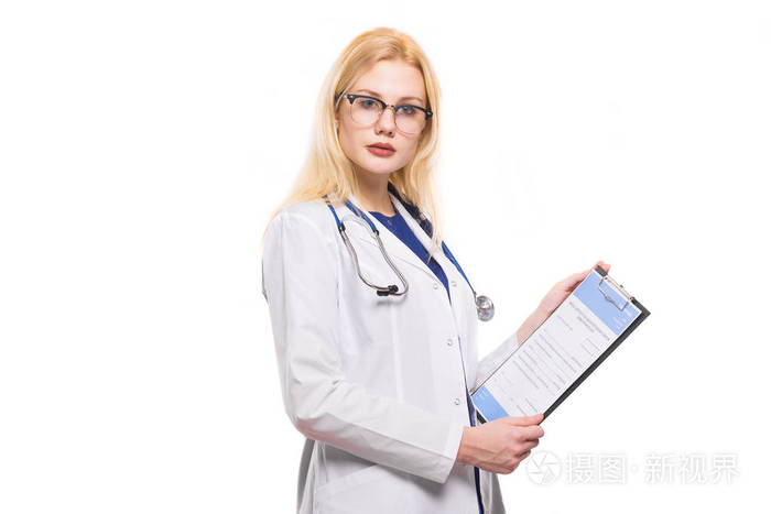 年轻女医生拿着剪贴板, 看着在白色的相机隔离
