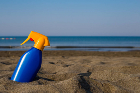 阳光灿烂的夏天一天 海 沙 海滩 奶油日光浴在沙里，ba