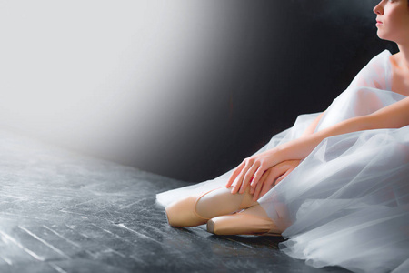 年轻的芭蕾舞演员，腿和鞋子，坐在普安特 shooses 特写