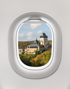 看着窗外的一架飞机到卡尔施泰因城堡